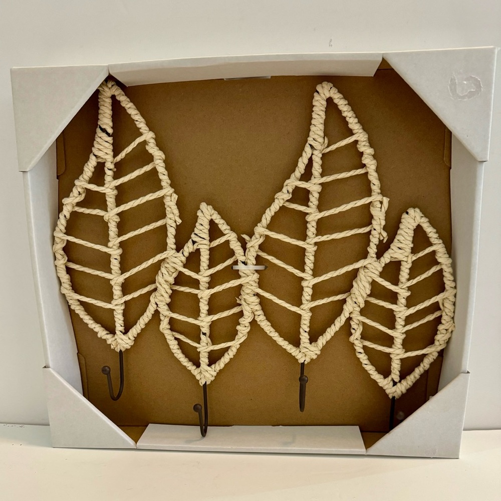 Decorative Leaves metal Hooks Wall Mount 14X13” 1ct